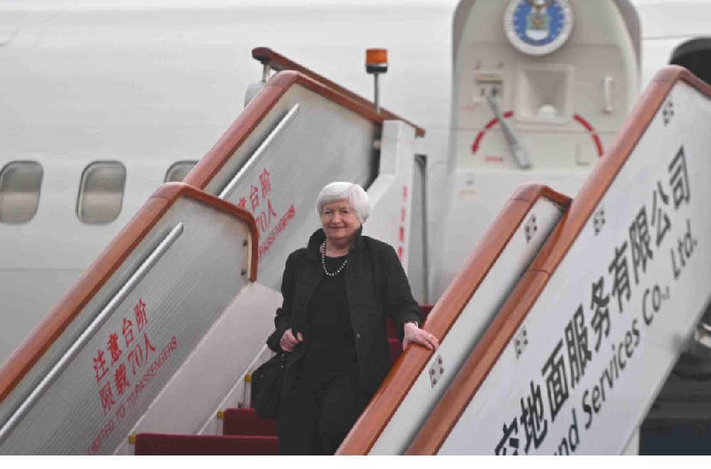 美国财政部部长耶伦乘机抵达北京
