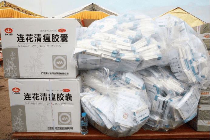 现场向社区民众发放的连花清瘟胶囊。（图：Fresh&nbsp;News）