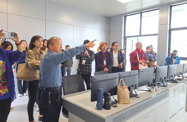 Overseas Chinese-language media visit the Chongqing Wanzhou Comprehensive Bonded Zone.
