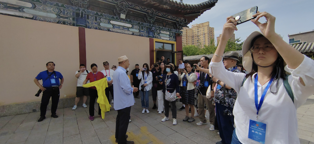 伊宁市陕西大寺向海外华文媒体展示清真寺的历史和文化魅力