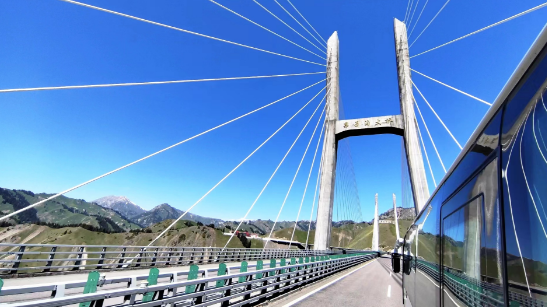 穿越峡谷高山的空中巨龙――新疆果子沟大桥